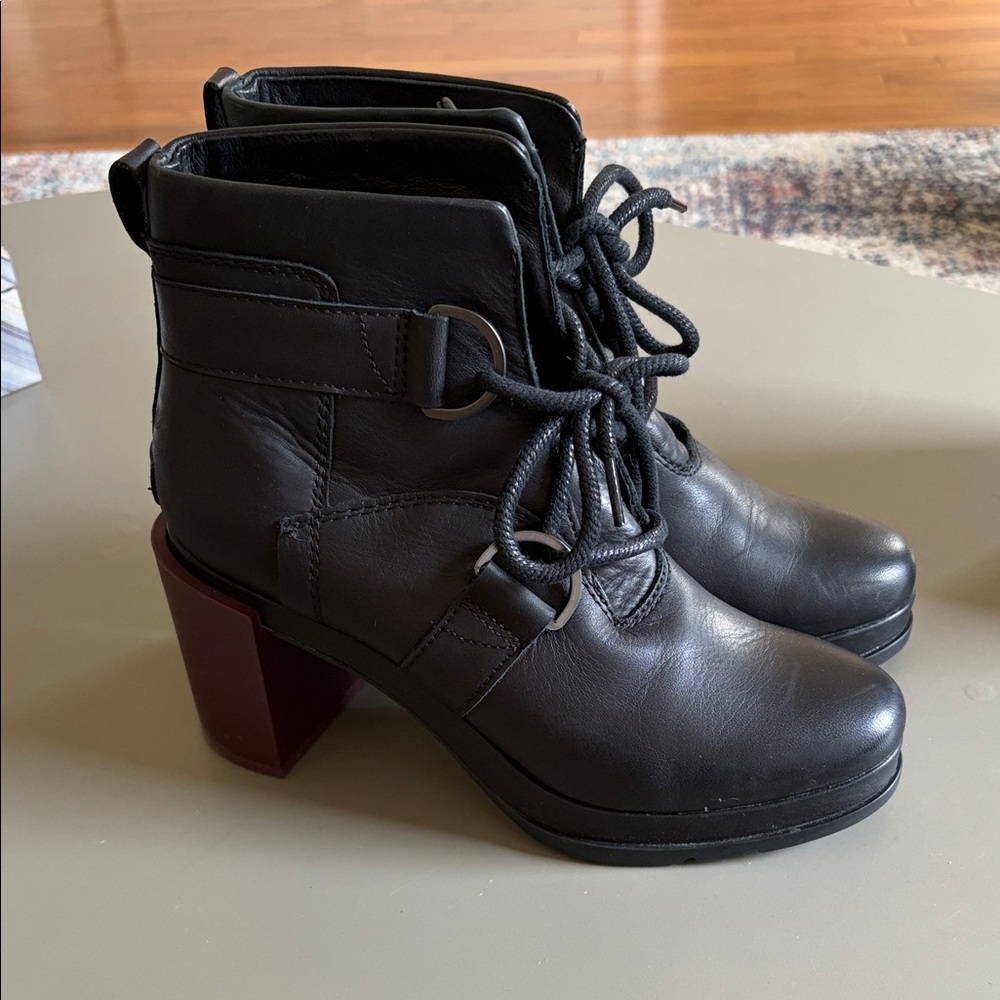 SOREL Stylish Black Leather Ankle Boots